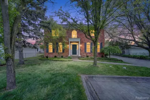 1112 Vernier Rd, Grosse Pointe Woods, MI 48236