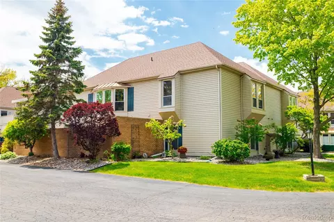 8095 Colony Dr #22, Grosse Ile, MI 48138