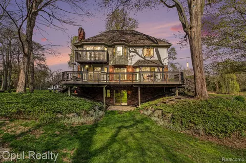 3575 Clark Cir, Commerce, MI 48382