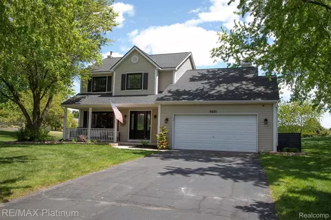 9633 Fairfax Dr W, Pinckney, MI 48169