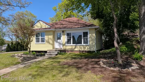 3605 Jackson Blvd, White Lake, MI 48383