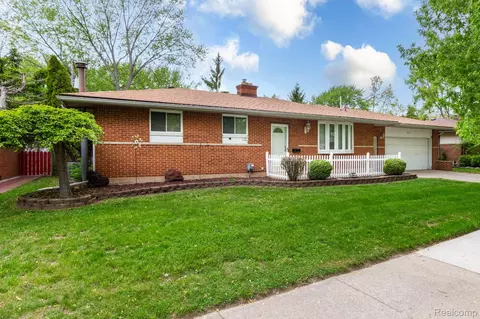 36271 Suffolk St, Clinton Township, MI 48035