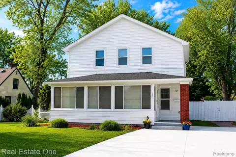 18475 Hazelwood St, Roseville, MI 48066