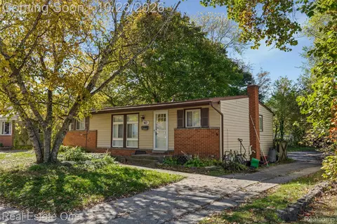 927 Bird Song Dr, Milford, MI 48381