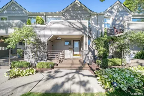528 Bloomfield Ct, Birmingham, MI 48009