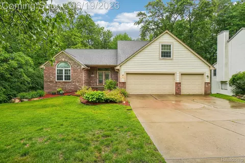 2093 Deer Run Trl, Waterford, MI 48329