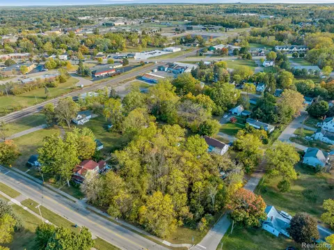 329 Reid Rd, Grand Blanc, MI 48439