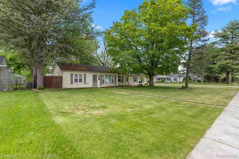 1843 Lathers St, Garden City, MI 48135