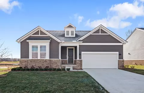 20409 W Kilburn Dr, Macomb, MI 48044