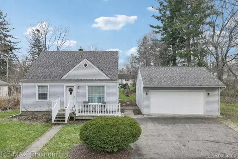 521 W Crane St, Howell, MI 48843