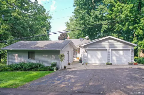 1938 Lakeview Dr, Lapeer, MI 48446