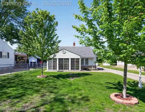3207 Waukegan St, Auburn Hills, MI 48326