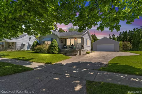 705 Burns St, Essexville, MI 48732