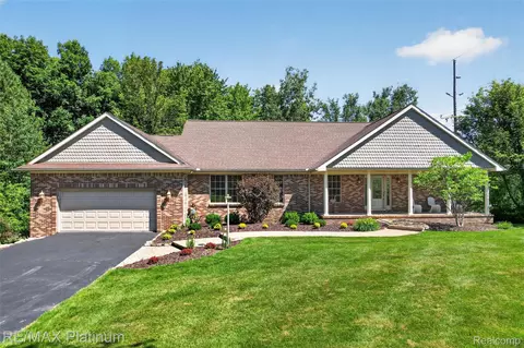59360 Foxpointe Ln, Lyon, MI 48178