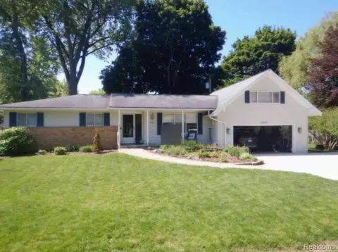 5045 Westcombe Ln N, West Bloomfield, MI 48324