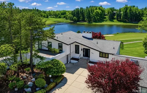 1762 Saint Johns Ct, Bloomfield Hills, MI 48302