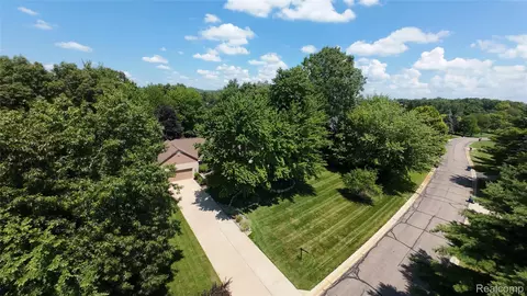 6093 Rosewood Pkwy, White Lake, MI 48383