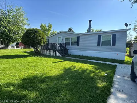 823 Linden, Handy, MI 48836