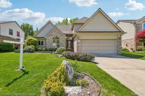 19618 Shorecrest Dr, Clinton Township, MI 48038