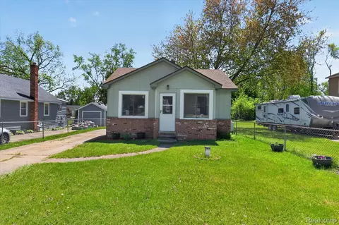 677 Lucille Dr, Wolverine Lake, MI 48390