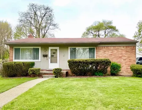 739 Vassar Dr, Fenton, MI 48430