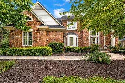 6775 Carlyle Xing, West Bloomfield, MI 48322
