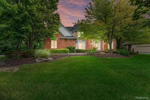 6775 Carlyle Xing, West Bloomfield, MI 48322