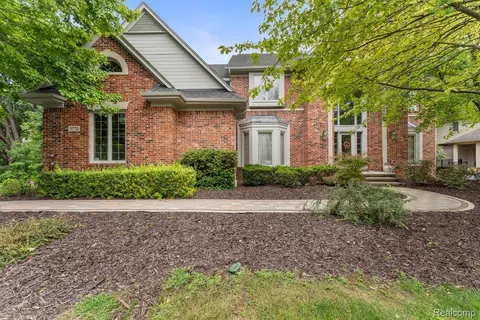 6775 Carlyle Xing, West Bloomfield, MI 48322