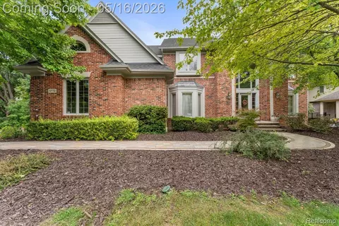 6775 Carlyle Xing, West Bloomfield, MI 48322
