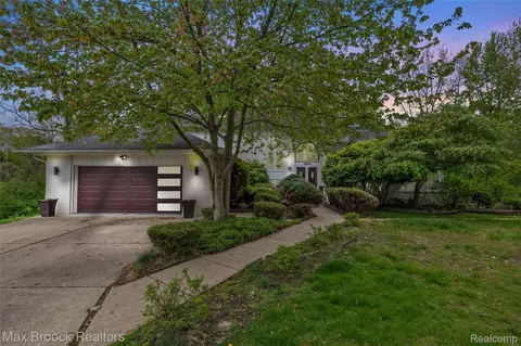 5199 Shenandoah Ct, West Bloomfield, MI 48323