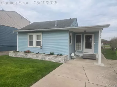 37884 Maplehill St, Harrison, MI 48045
