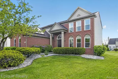 8068 Creek Bend Dr, Ypsilanti, MI 48197