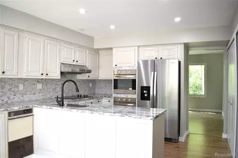 2073 Bordeaux St, West Bloomfield, MI 48323