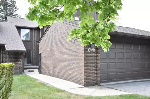 2073 Bordeaux St, West Bloomfield, MI 48323