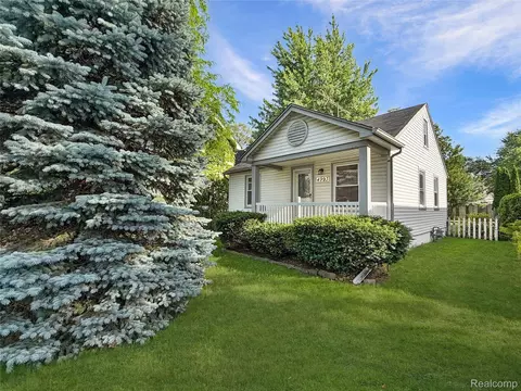 4993 Gateshead St, Grosse Pointe, MI 48236