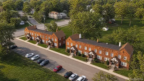 25 Maynard Ct, Pontiac, MI 48342