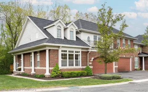 4344 Gateway Cir, West Bloomfield, MI 48322