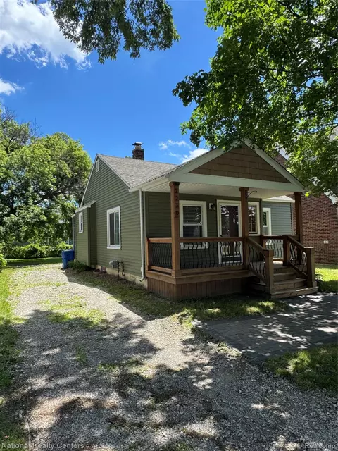 2230 Montroyal Ave, Waterford, MI 48328