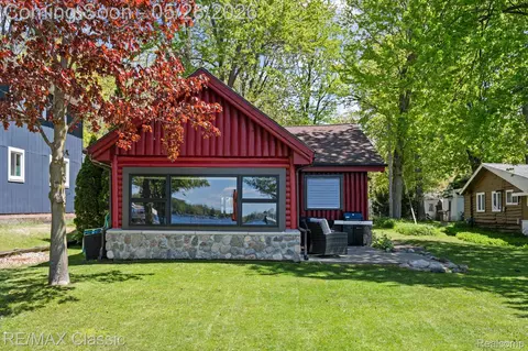 10584 Bob White Beach Blvd, Whitmore Lake, MI 48189
