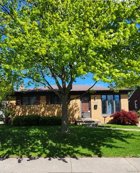 24904 Rosalind Ave, Eastpointe, MI 48021