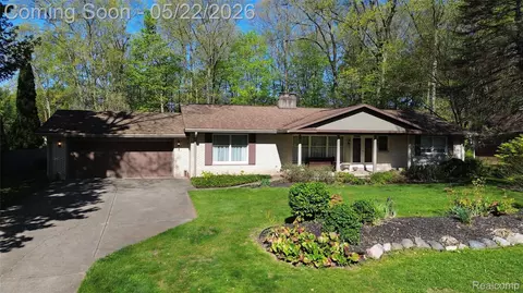 1349 Ox Yoke Dr, Flint, MI 48532