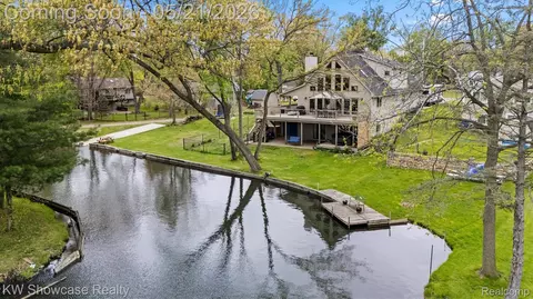 9650 Montgold Ave, White Lake, MI 48386