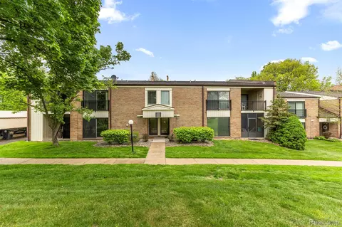 18403 University Park Dr, Livonia, MI 48152