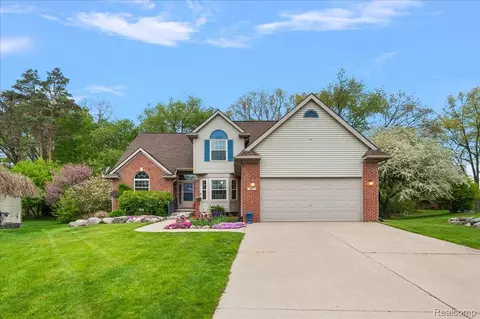 607 Salus Dr, Waterford, MI 48327