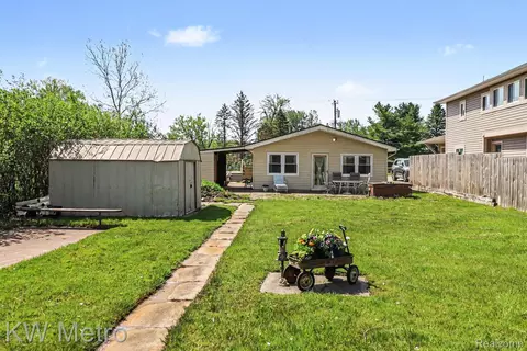 657 Dunleavy Dr, Highland, MI 48356