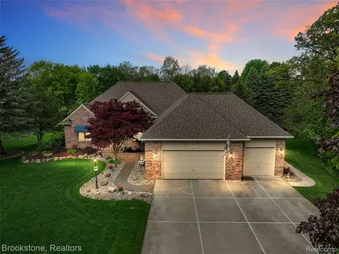 970 Moldovia Dr, White Lake, MI 48386