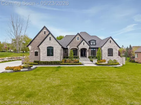 4805 Woodland Hills Dr, Oakland, MI 48306