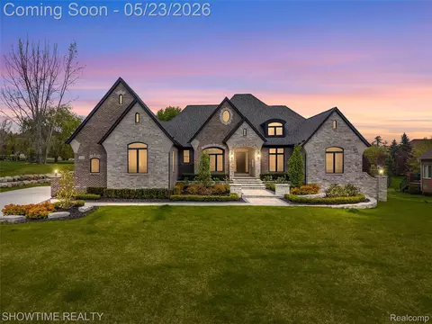 4805 Woodland Hills Dr, Oakland, MI 48306