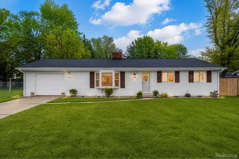 3585 Creekwood Dr, Saginaw, MI 48601
