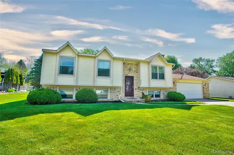 6059 Stockbridge Commons Trl, Grand Blanc, MI 48439